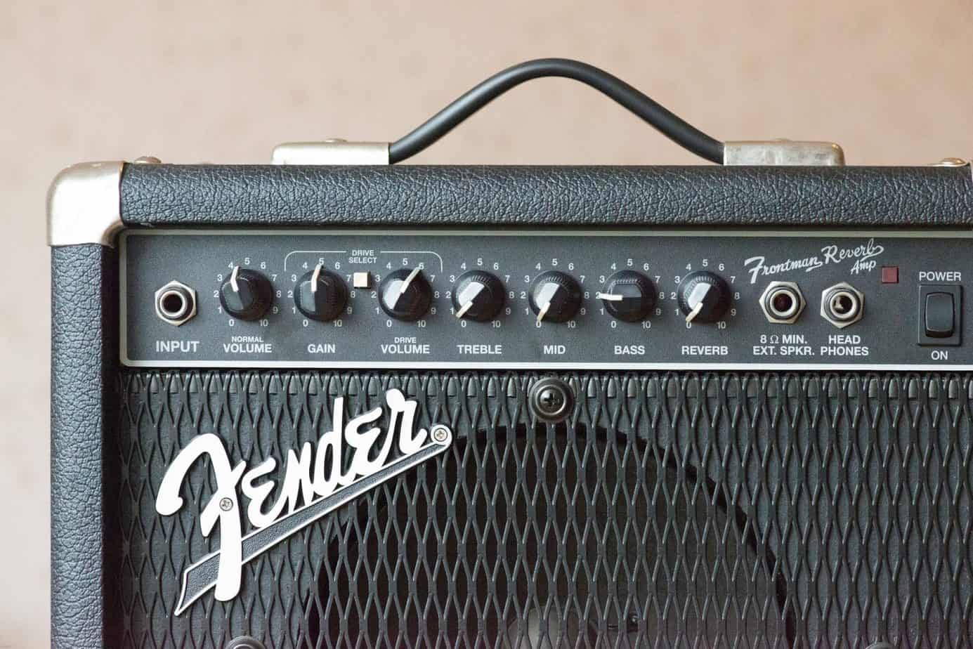 Can You Daisy Chain Guitar Amplifiers? Multiple Methods Explained